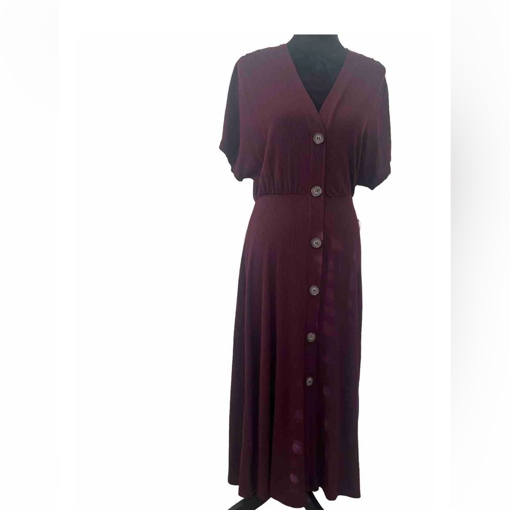 Women’s LUSH size M v-neck short sleeve burgundy and‎ black ribbed midi dress.